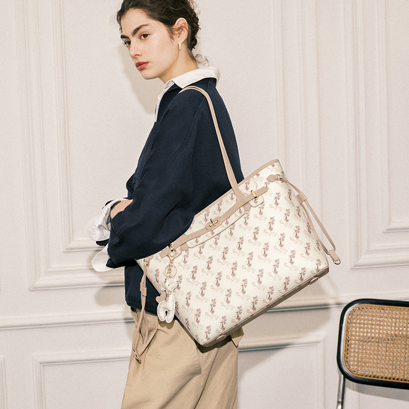 Cnoles Monogram Large Commuter Shoulder Tote